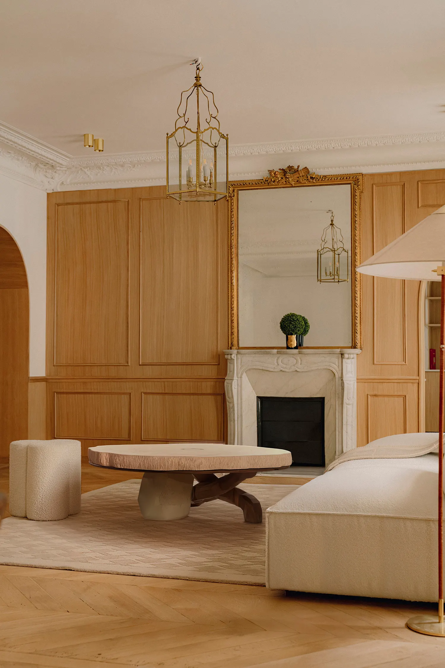 Table Roots dans un salon parisien aux boiseries claires