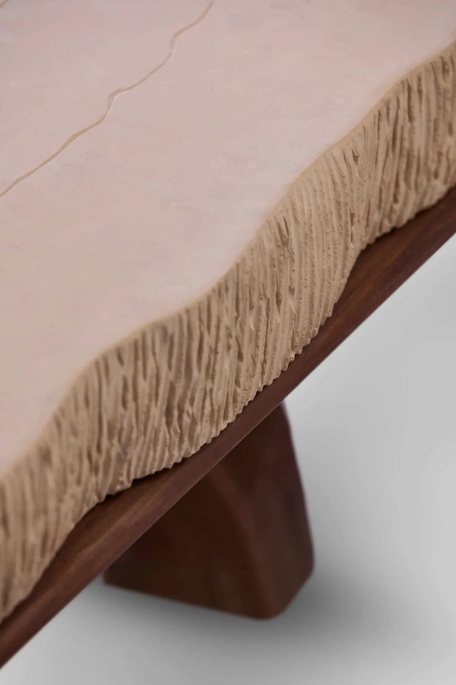 Tranche ciselée du plateau et piètement en bois, en détail