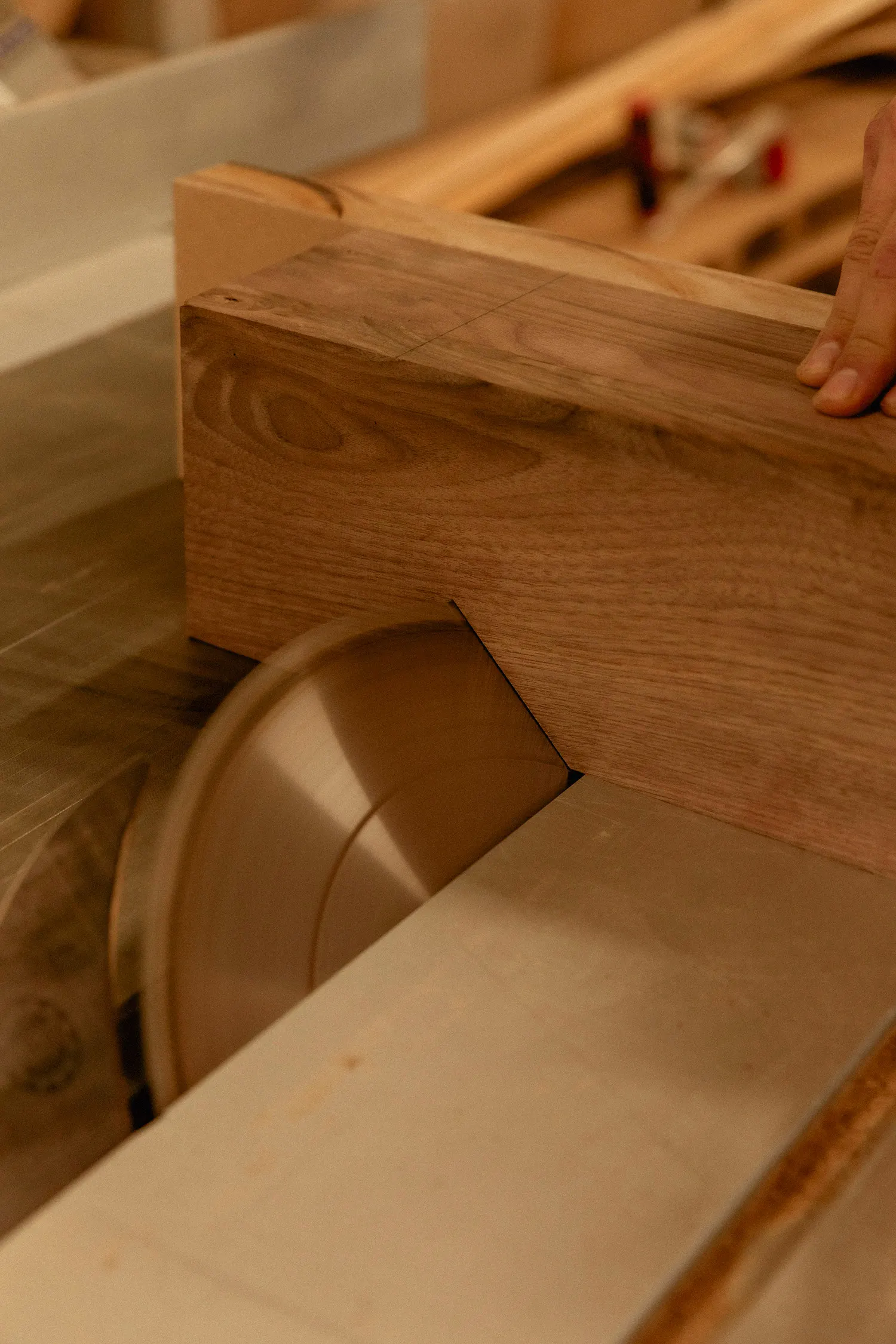 Assemblage du piètement en bois de la table Roots