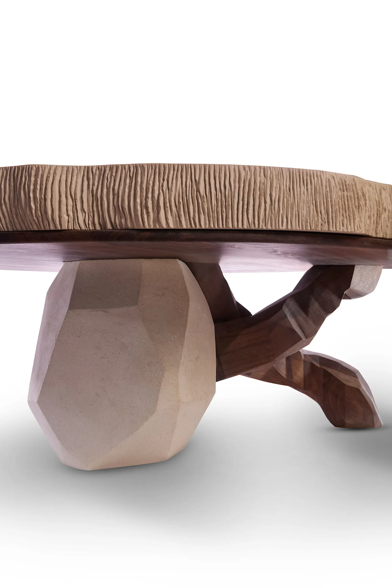 Table Roots, pied en pierre taillée et piètement en bois, vue rapprochée