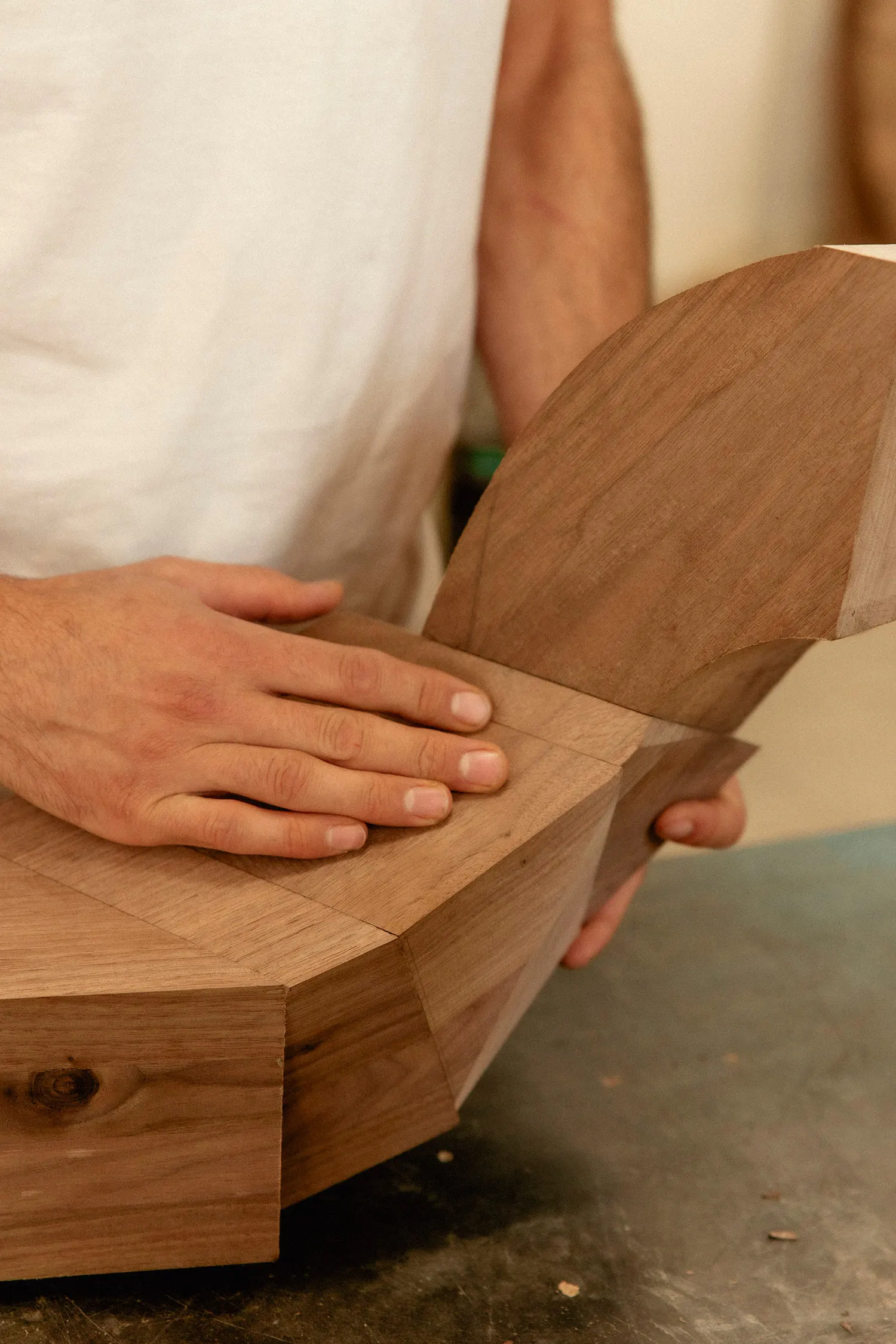 Façonnage d’une pièce du piètement en bois