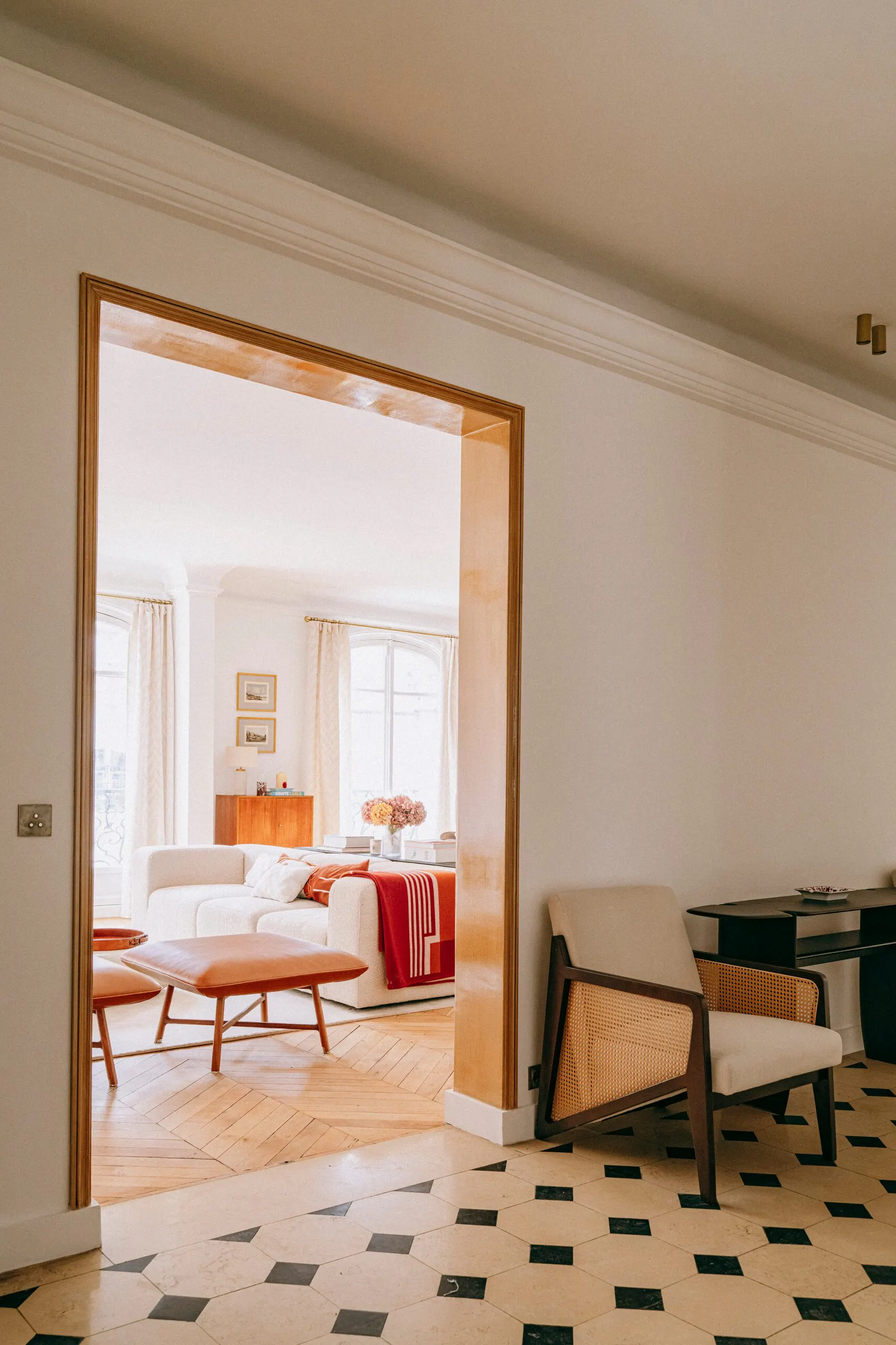 Enfilade depuis l’entrée au sol en damier vers le salon