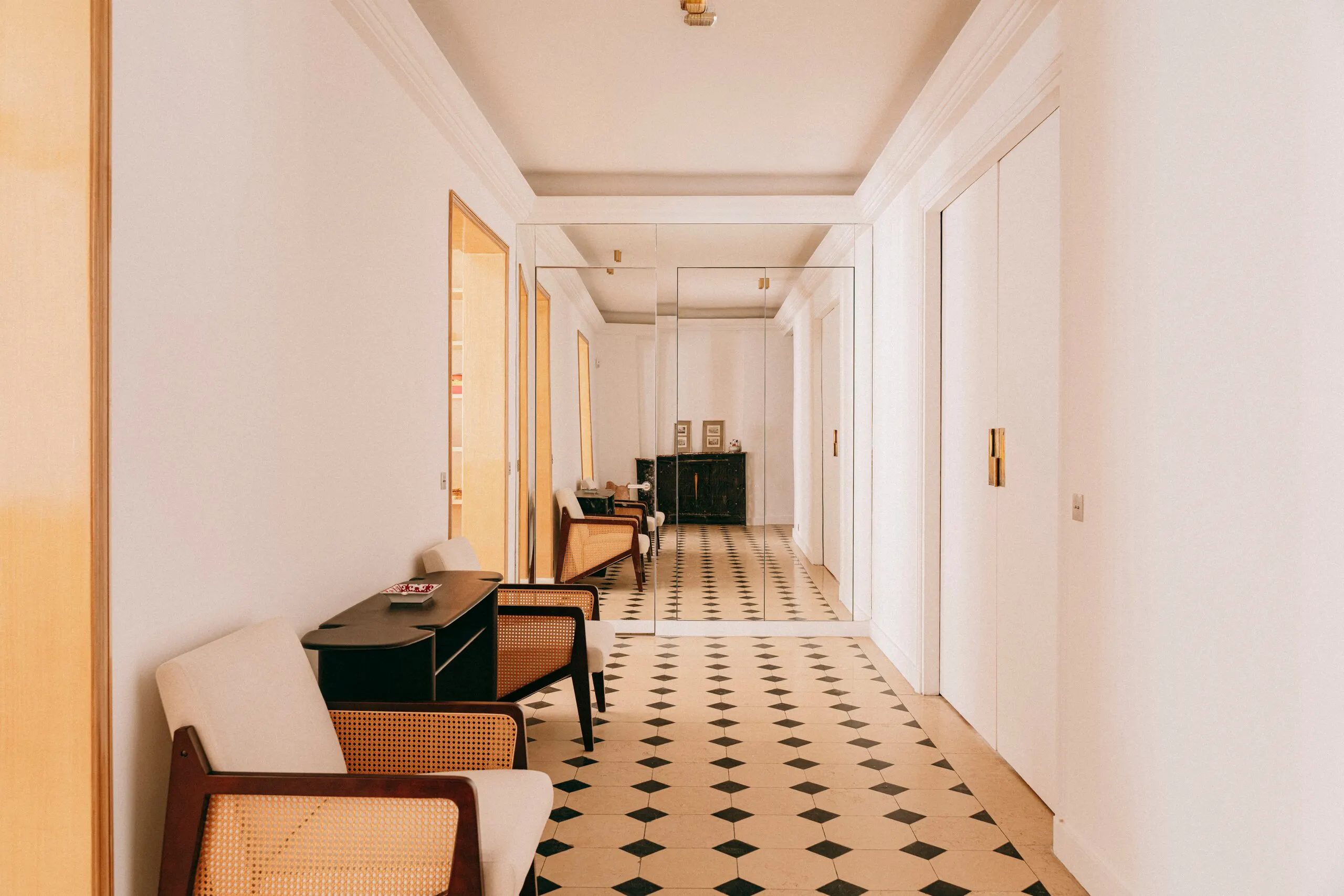 Couloir au sol en damier, suspensions en enfilade