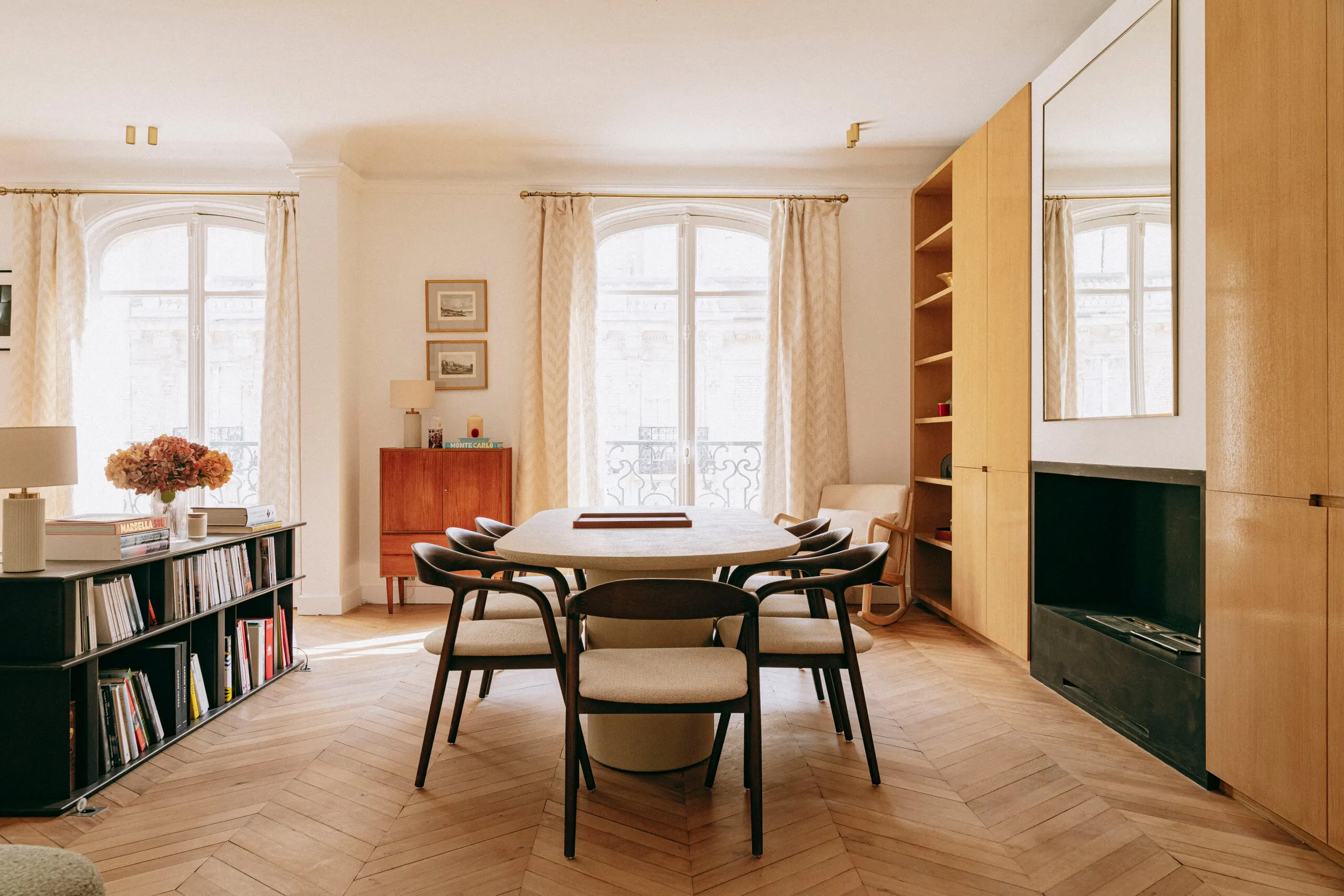 Salle à manger, table ronde et bibliothèque basse
