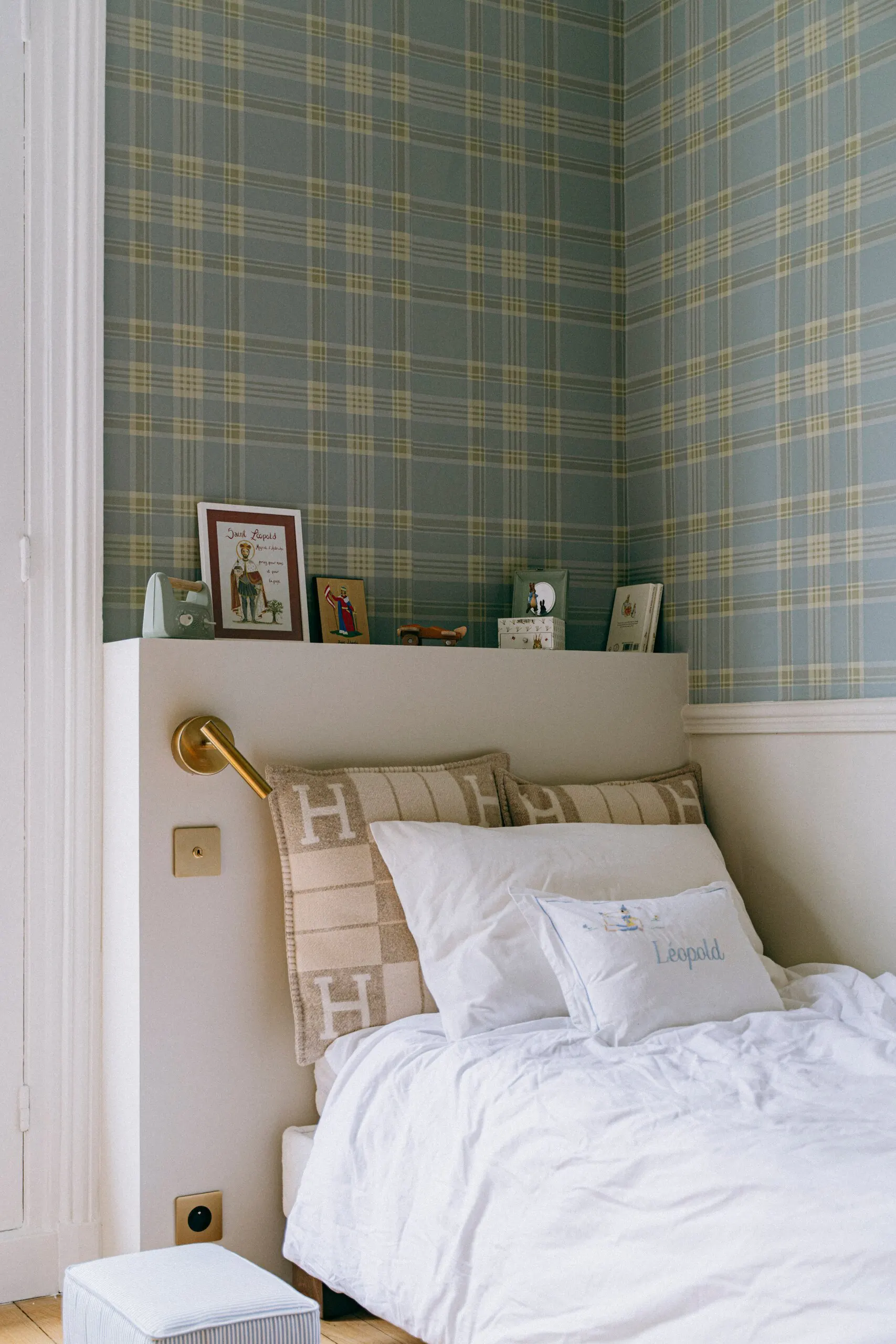 Chambre, tête de lit et papier peint à carreaux