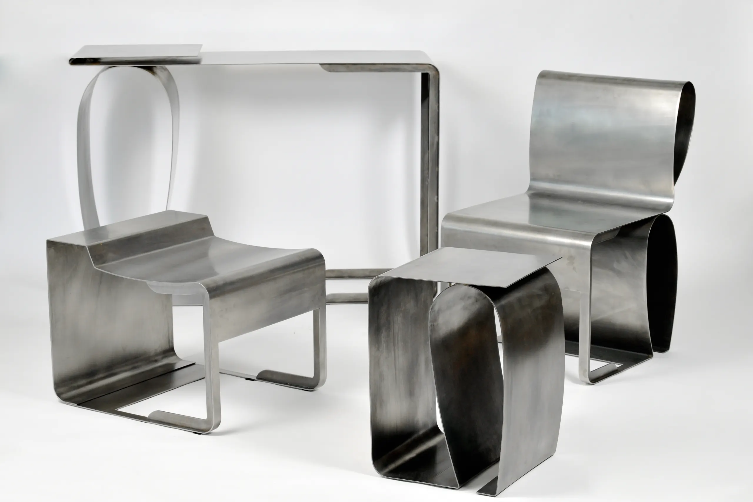 Collection Ruban : console, chaises et table d’appoint en acier
