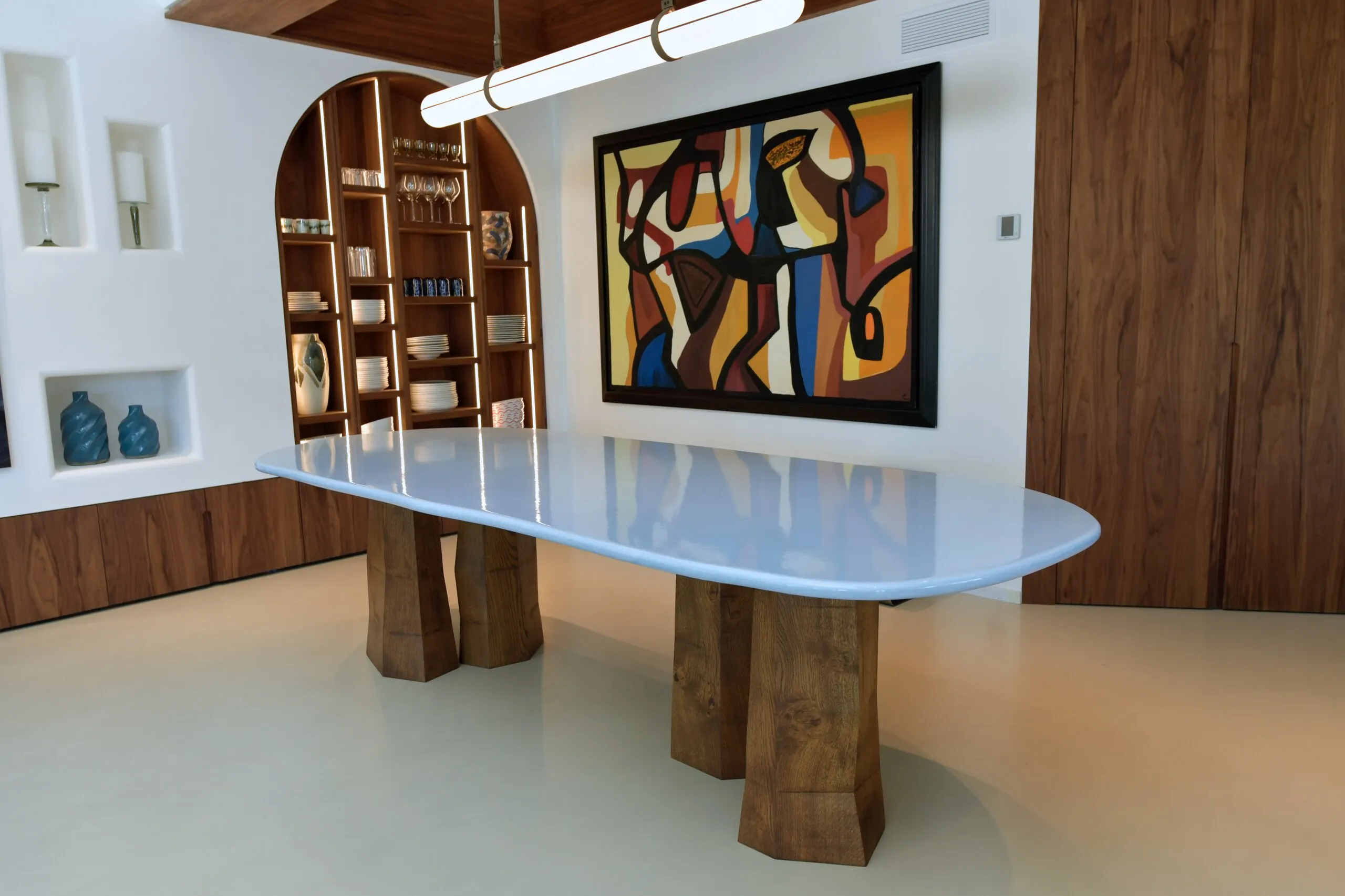 Table Ambivalence dans la pièce, face à une œuvre murale colorée