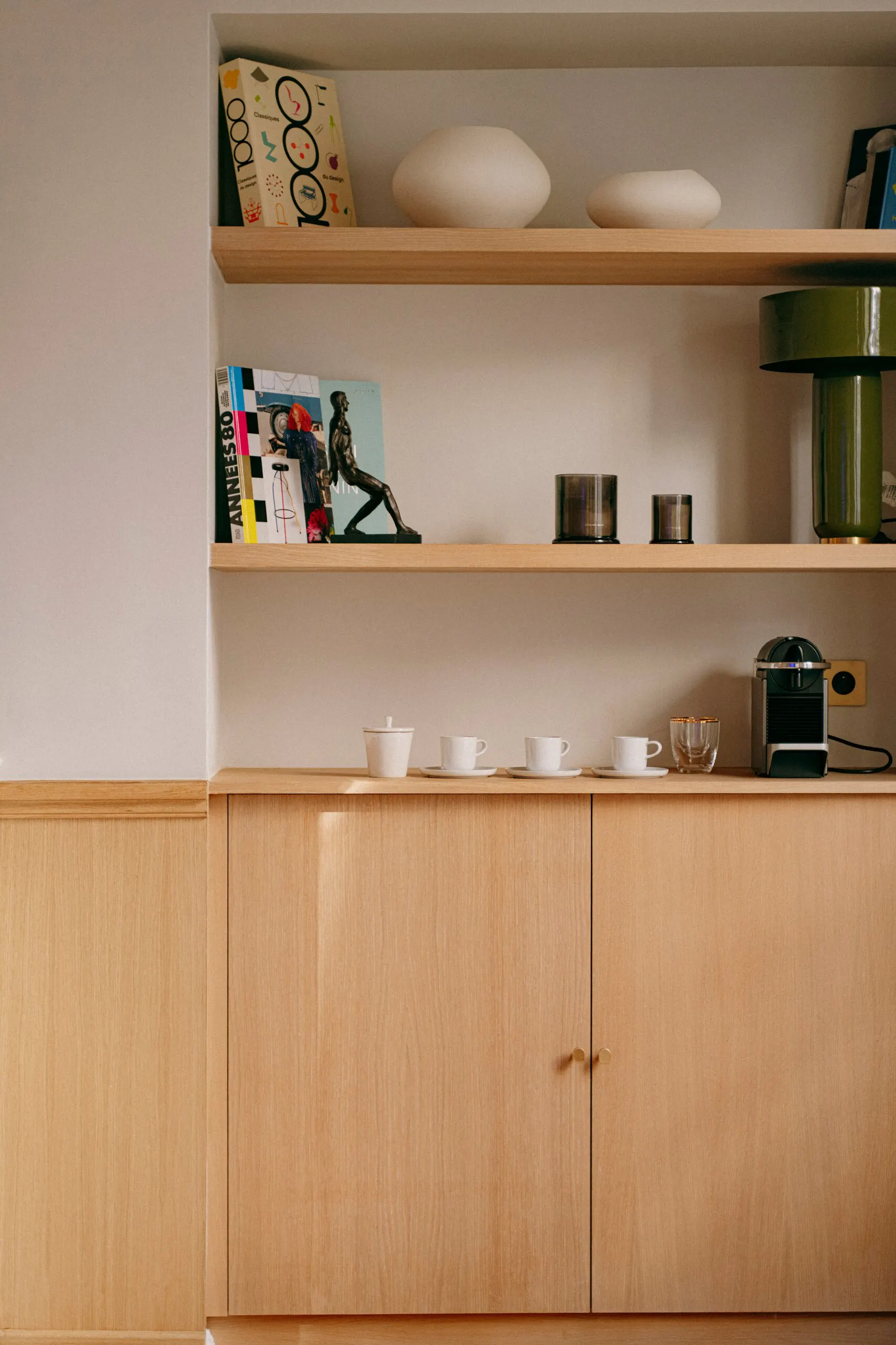 Rangements sur mesure en chêne clair, étagères et objets