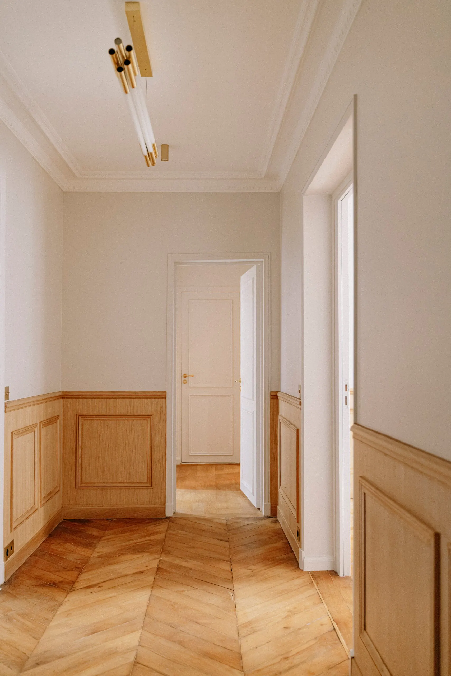 Couloir, lambris et parquet en point de Hongrie