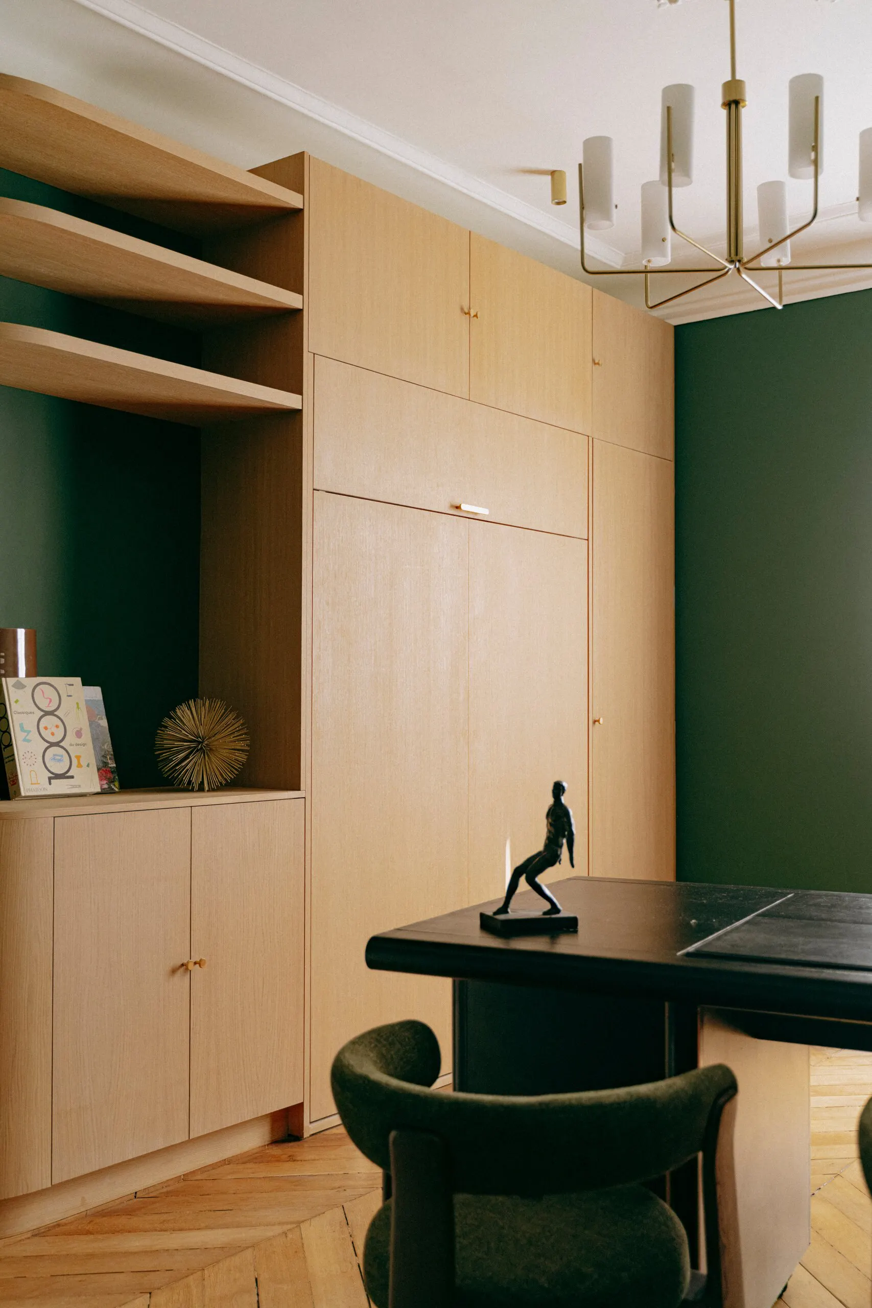 Bureau, rangements en chêne et mur vert profond