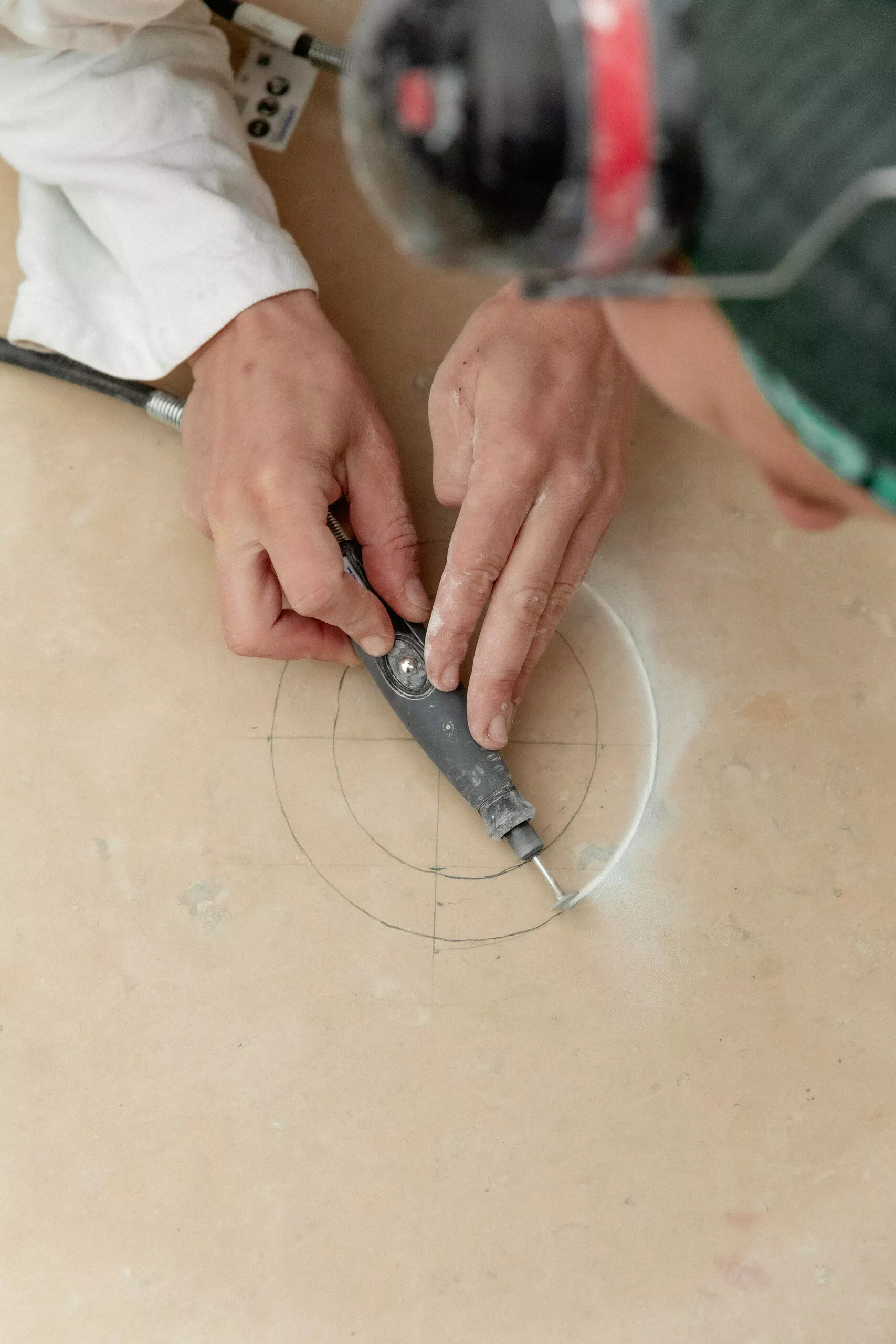Genèse de la table Roots : Capucine Damour à l’atelier, vue 4