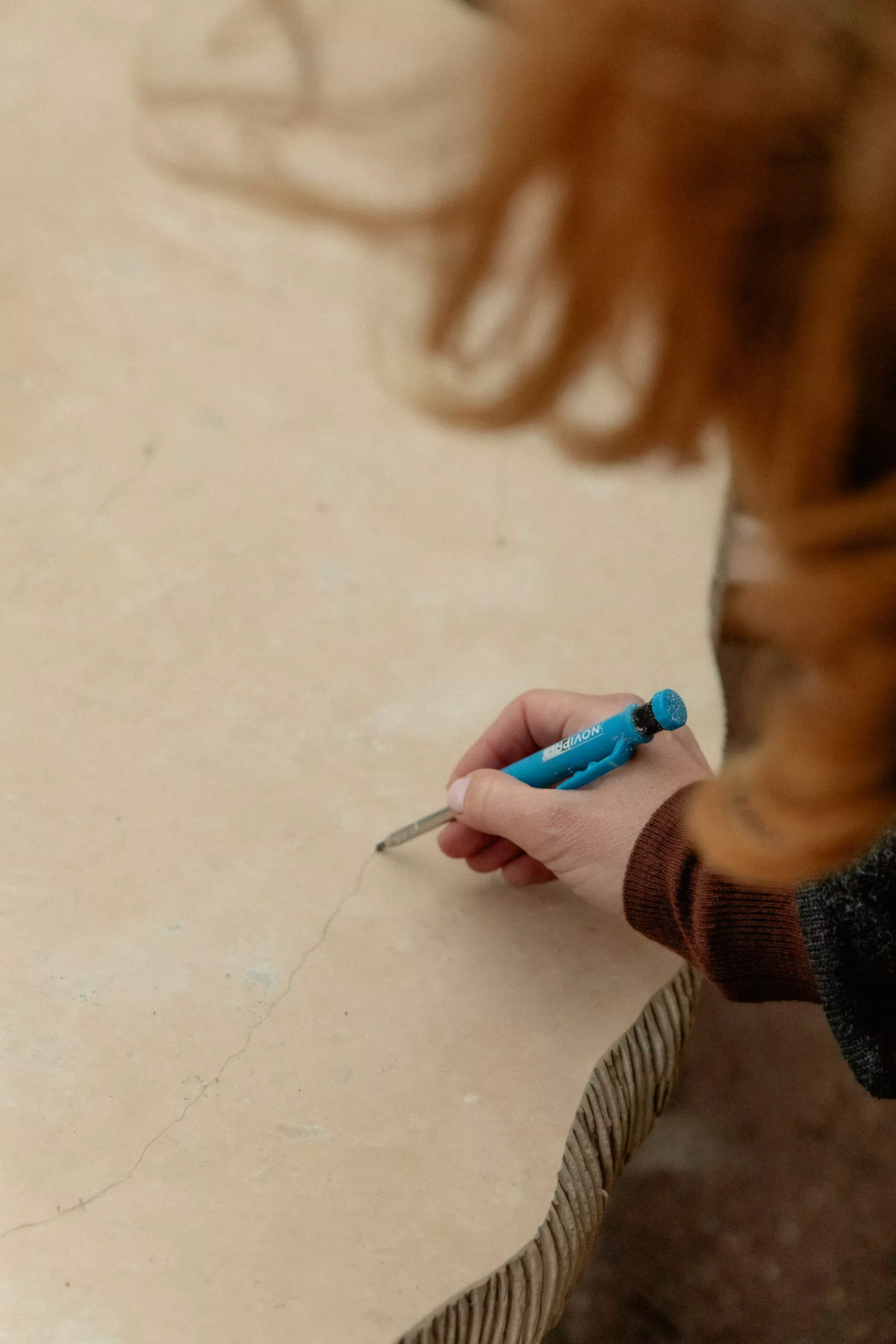Genèse de la table Roots : Capucine Damour à l’atelier, vue 7