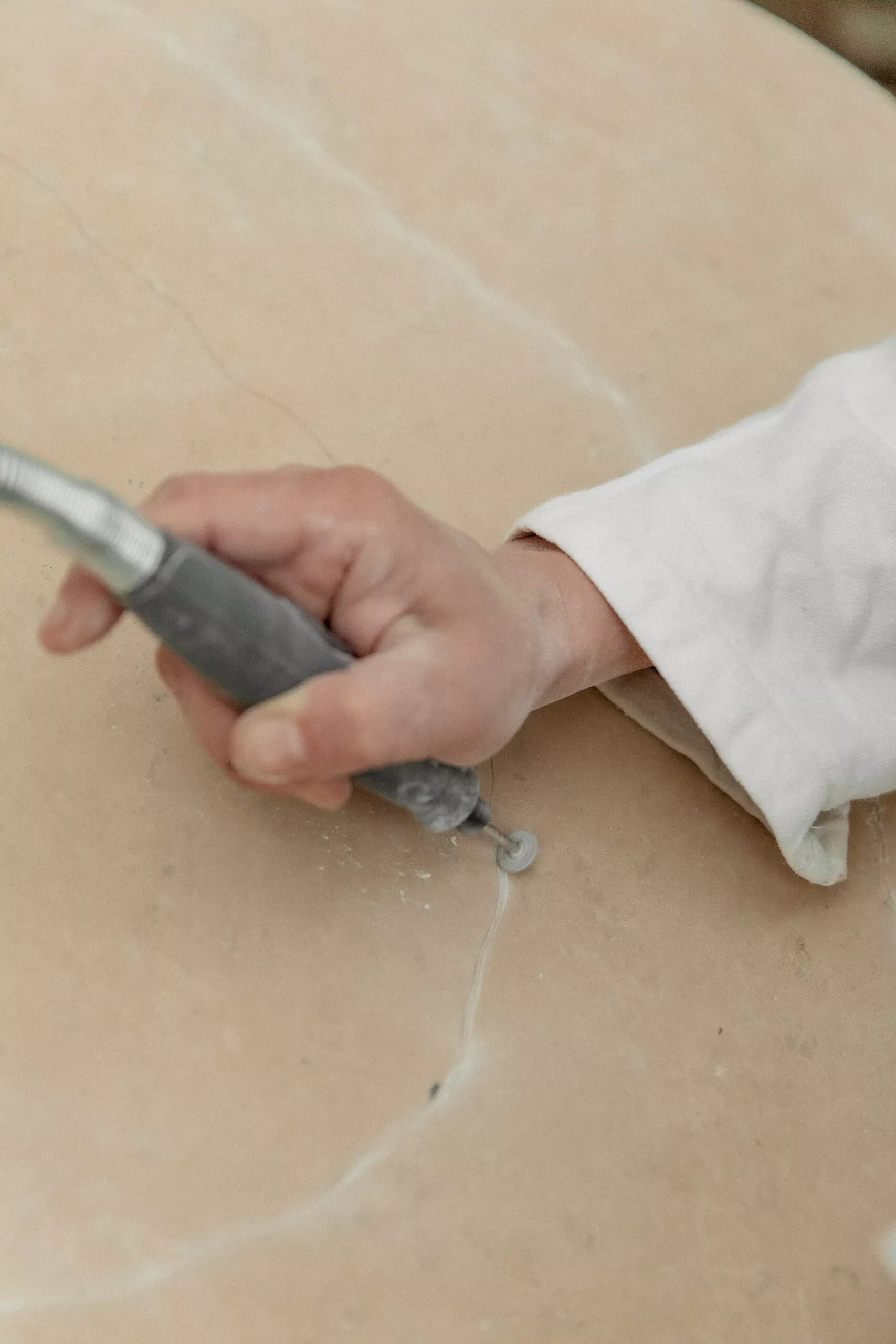 Genèse de la table Roots : Capucine Damour à l’atelier, vue 9