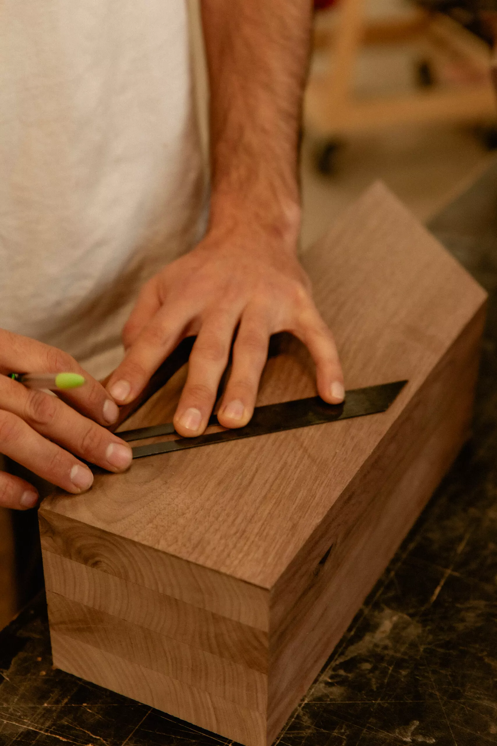 Genèse de la table Roots : Capucine Damour à l’atelier, vue 13