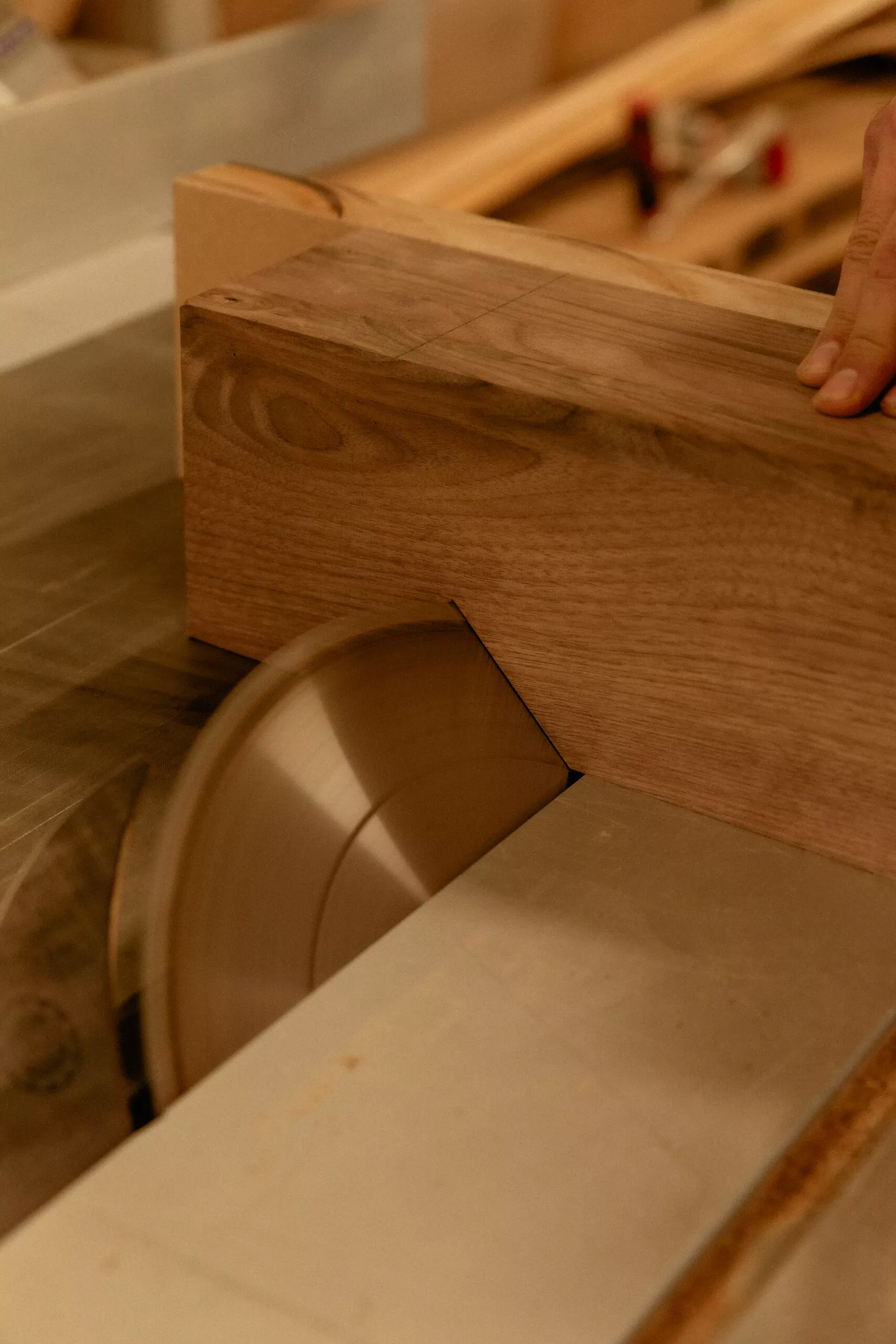 Genèse de la table Roots : Capucine Damour à l’atelier, vue 14